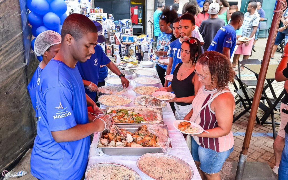 Na quinta-feira, houve uma grande confraternização para a equipe do barracão da escola de samba nilopolitana
