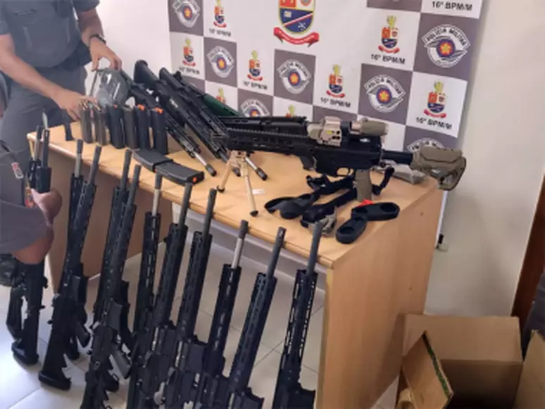 PM apreende 'arsenal de guerra', com 18 fuzis, munições e BMW blindada em Paraisópolis