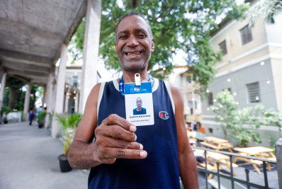 Auxiliar de enfermagem que vivia nas ruas volta a trabalhar com ajuda de programa social