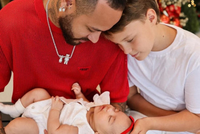 Neymar posa com os filhos ao lado de Bruna Biancardi e amigos em ensaio de natal; veja