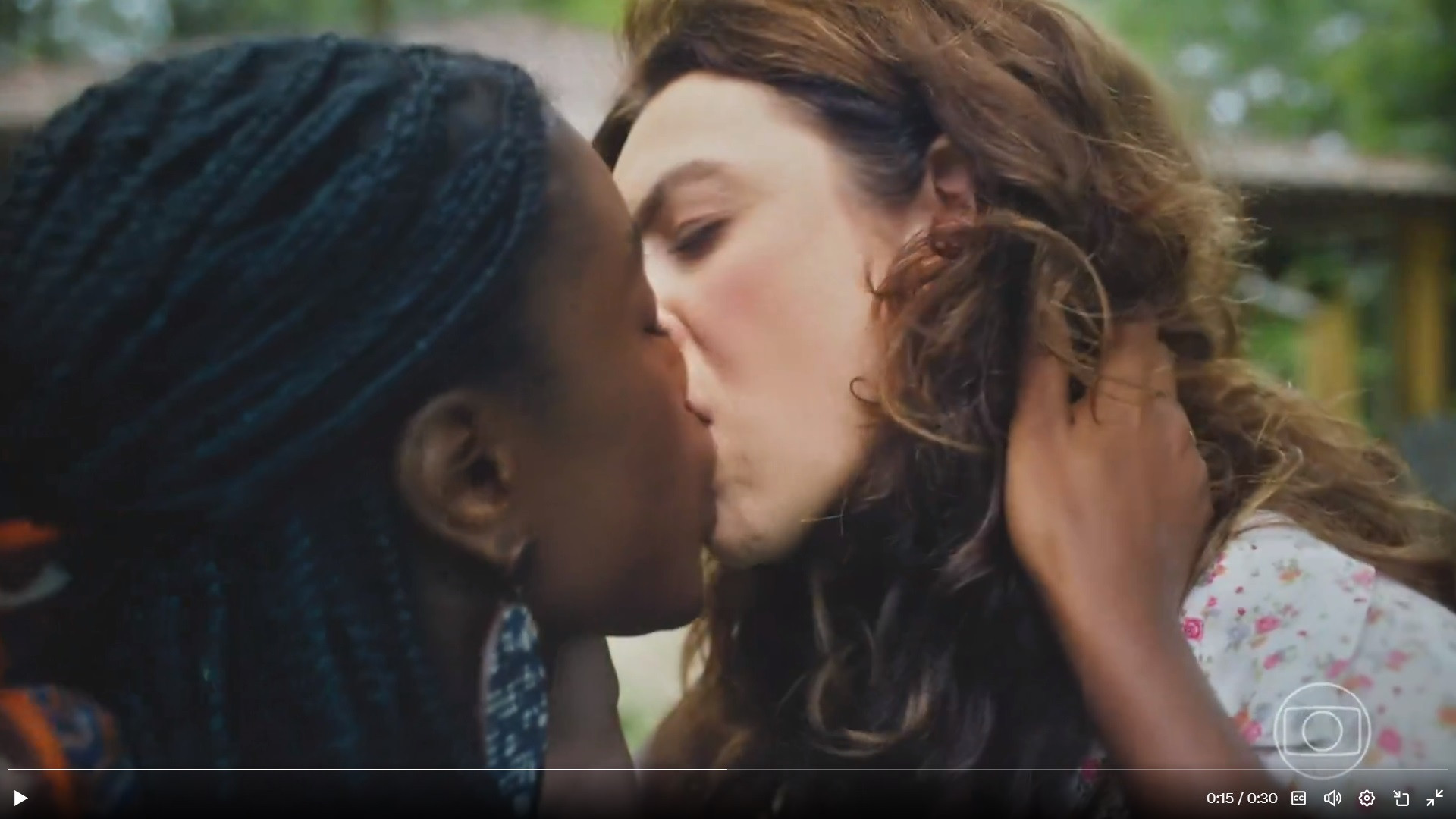 Menah (Camilla Dami&atilde;o) e Mara (Renata Gaspar) se beijam em 'Terra e Paix&atilde;o' - Reprodu&ccedil;&atilde;o de v&iacute;deo / TV Globo