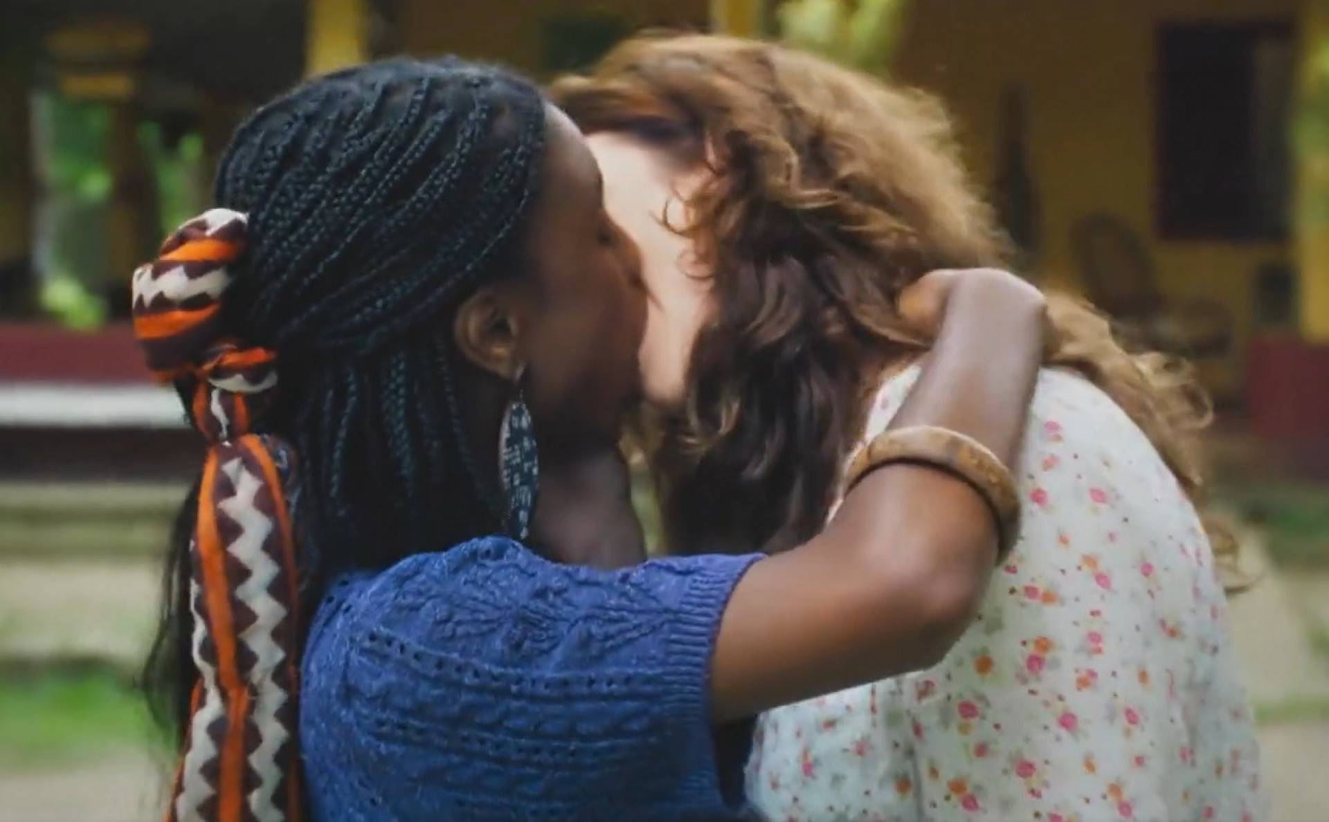 Menah (Camilla Dami&atilde;o) e Mara (Renata Gaspar) se beijam em 'Terra e Paix&atilde;o' - Reprodu&ccedil;&atilde;o de v&iacute;deo / TV Globo