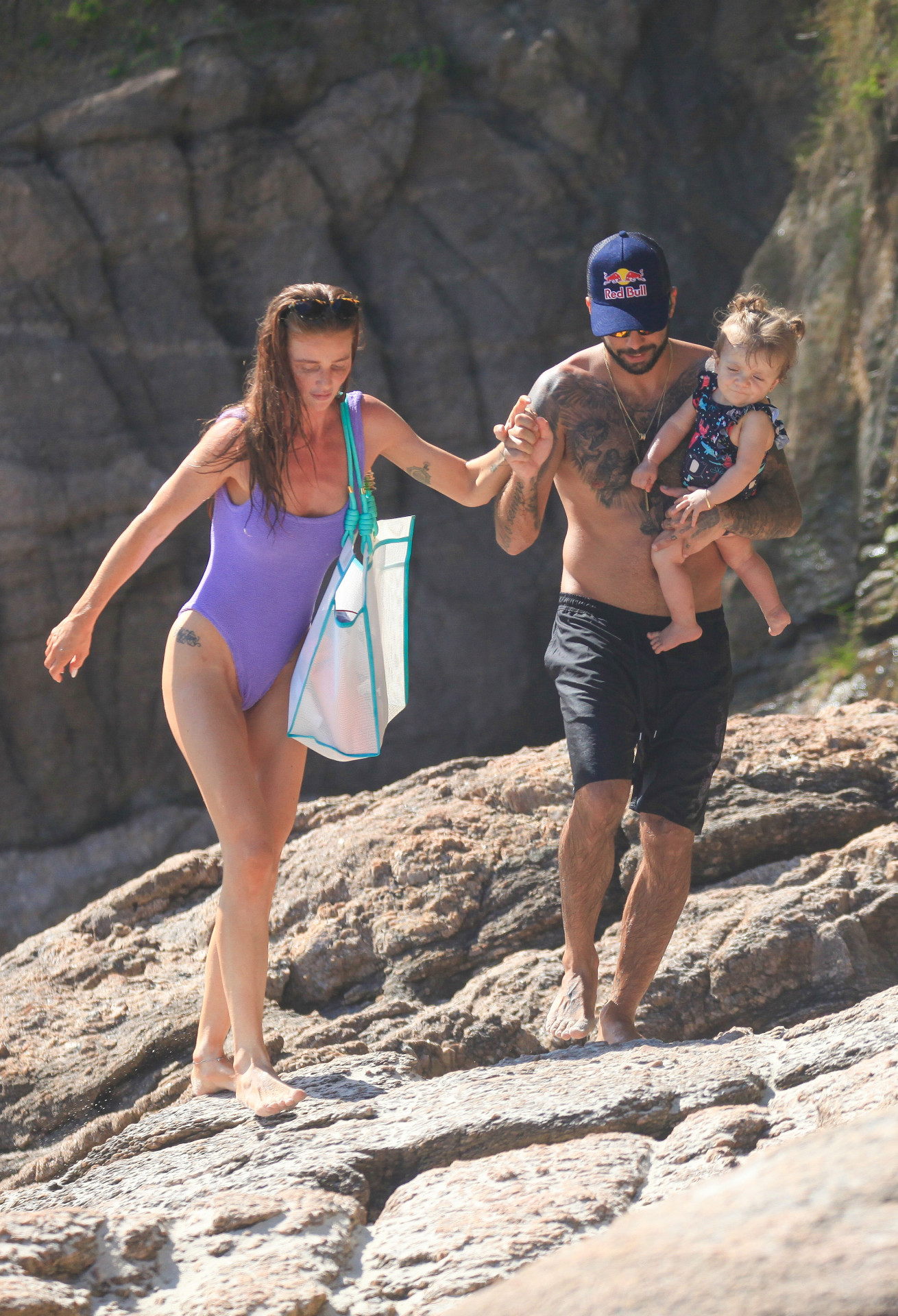 Pedro Scooby e a mulher, Cintia Dicker, junto à Aurora, filha do casal - Fabrício Pioyani / AgNews