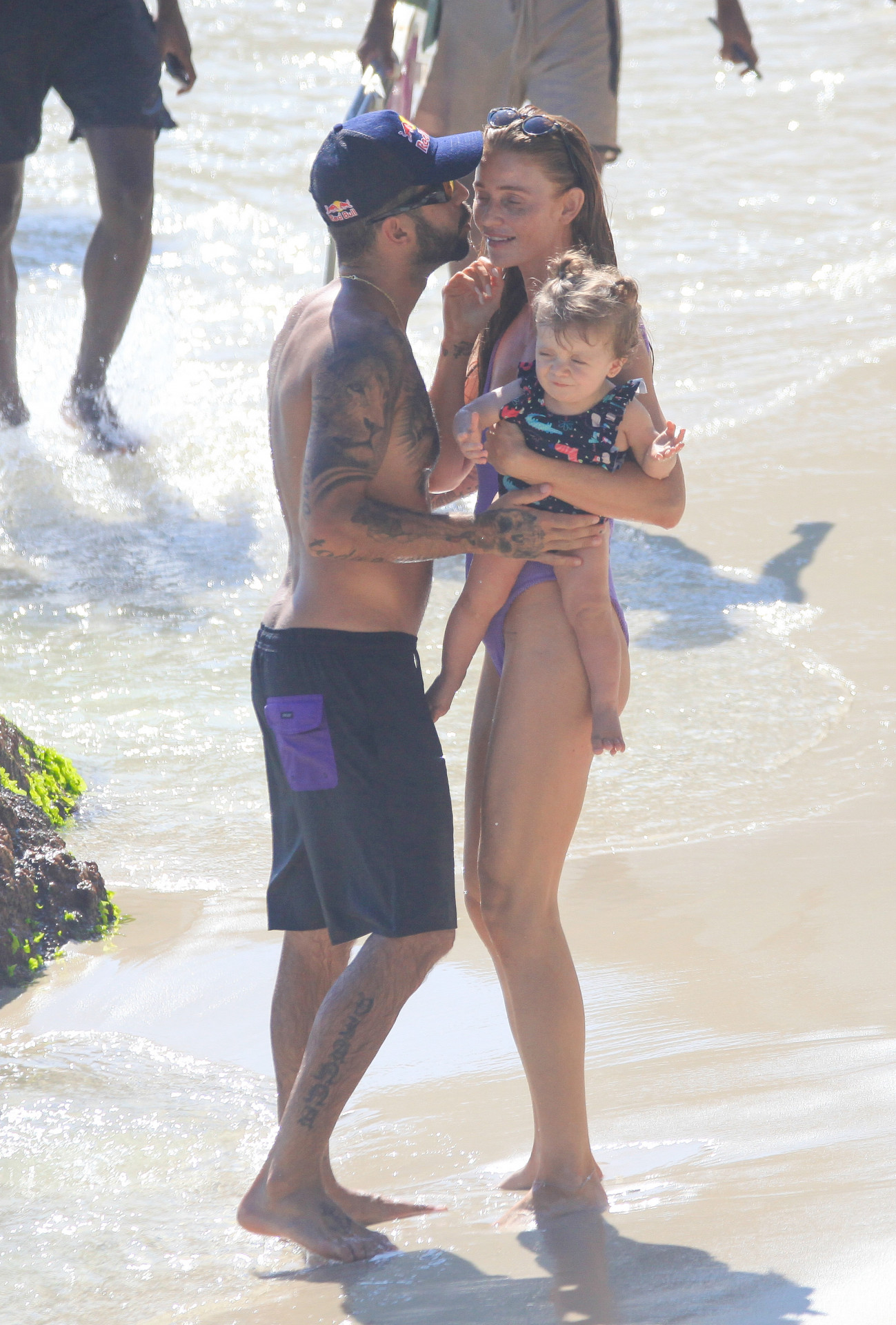 Pedro Scooby e a mulher, Cintia Dicker, junto à Aurora, filha do casal - Fabrício Pioyani / AgNews