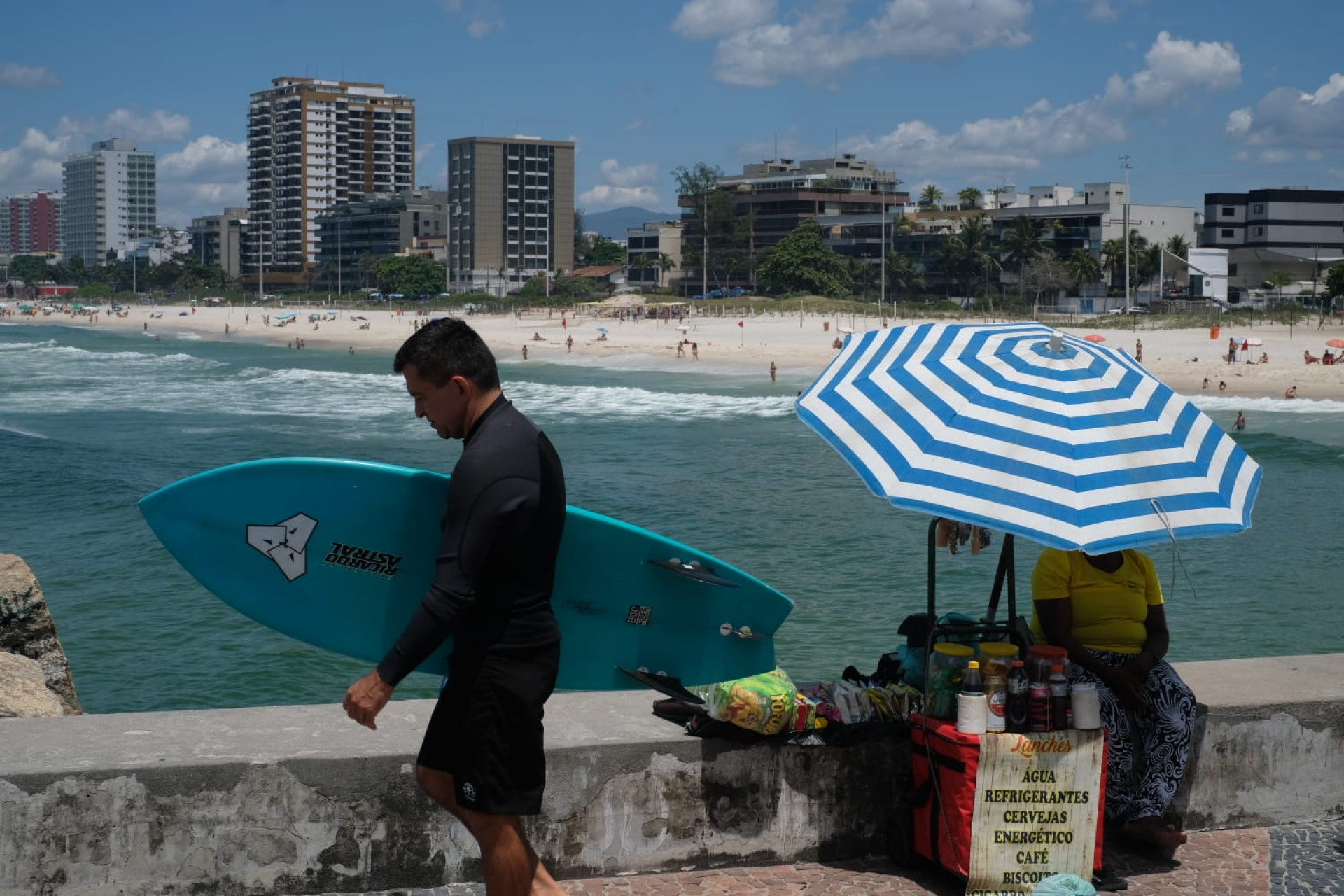Cariocas e turistas aproveitaram a manhã de calor na véspera de Natal para ir ao Quebra-mar da Barra da Tijuca - Pedro Ivo/ Agência O Dia
