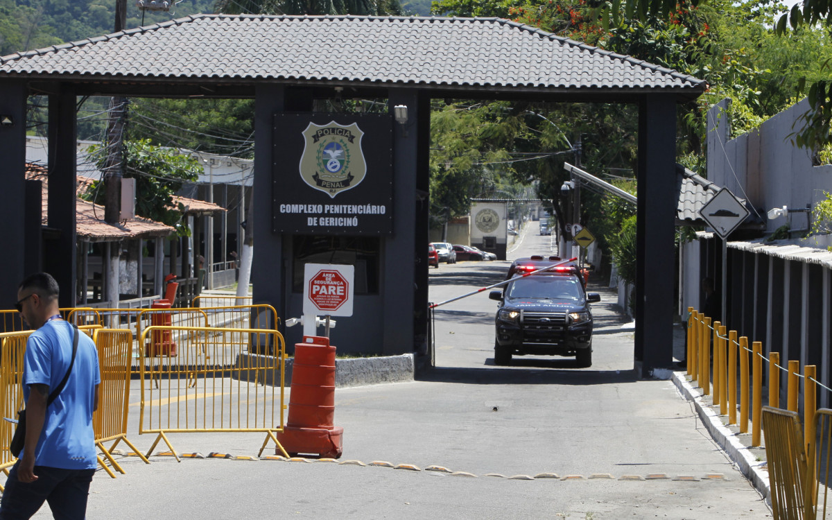 O chefe da maior mil&iacute;cia do estado do Rio de Janeiro, Luiz Ant&ocirc;nio da Silva Braga, o Zinho, se entregou &agrave; Pol&iacute;cia Federal no fim da tarde deste domingo (24). Ap&oacute;s se entregar a Pol&iacute;cia Federal, Zinho foi levado para o Complexo Penitenci&aacute;rio de Gericin&oacute;, em Bangu, zona oeste do Rio de Janeiro. - Reginaldo Pimenta 