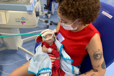 Bebês são fantasiados de Papai Noel em hospital de Bangu