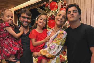 Ivete Sangalo comemora Natal com a família reunida e ganha elogio de Claudia Leitte: 'Linda'