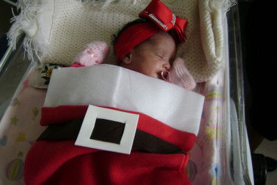 Recém-nascidos ganham vestimenta especial no Natal