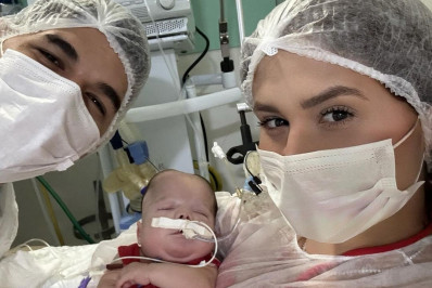 Zé Vaqueiro e Ingra Soares comemoram cinco meses do filho com festa em hospital