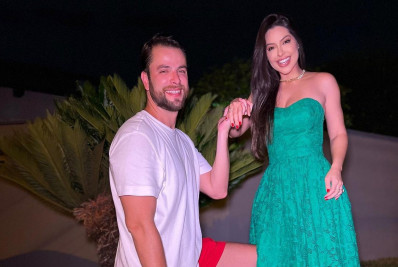 Gustavo Marsengo pede Laís Caldas em casamento na noite de Natal