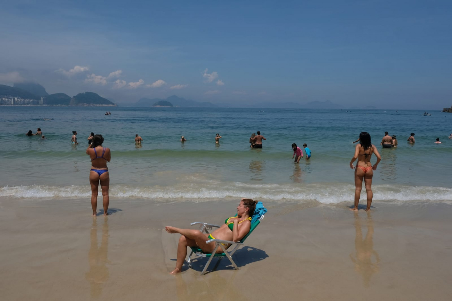 Cariocas aproveitam manhã do feriado de Natal na praia - Pedro Ivo/Agência O Dia