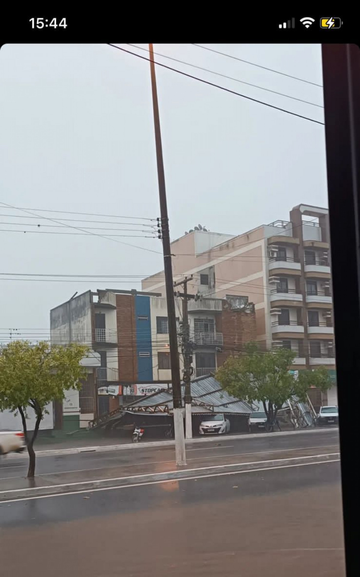 Outra cobertura metálica desabada