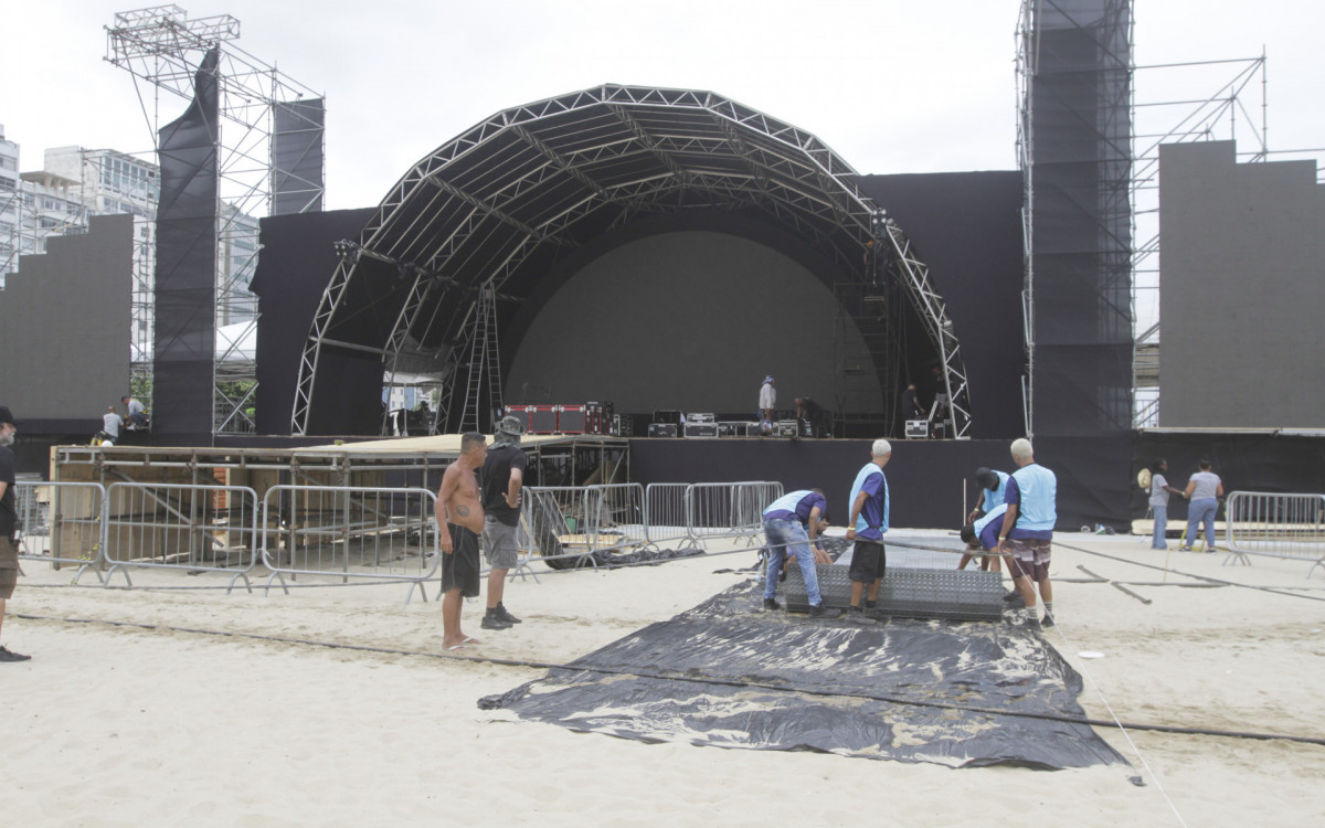 Montagem do palco principal dos shows do Réveillon na orla de Copacabana, em frente ao Copacabana Palace, nesta terça-feira (26)