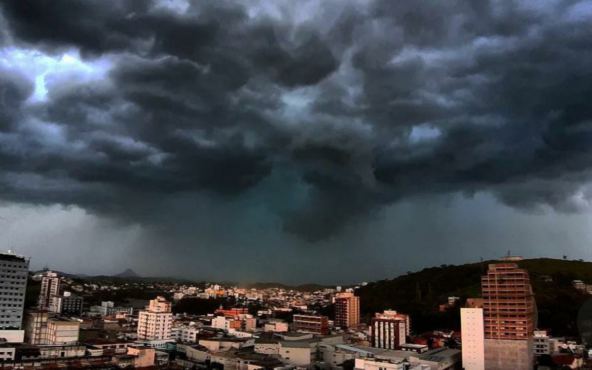 Centro de Itaperuna-RJ visto do Morro do Castelo no início da tempestade - Moradores do Bairro Morro do Castelo