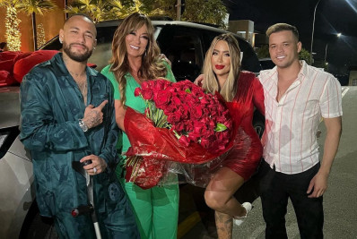 Neymar e irmã, Rafaella, dão carrão de presente de Natal para a mãe