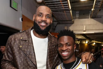 Vini Jr presenteia LeBron James com camisa do Brasil: 'Para meu ídolo'