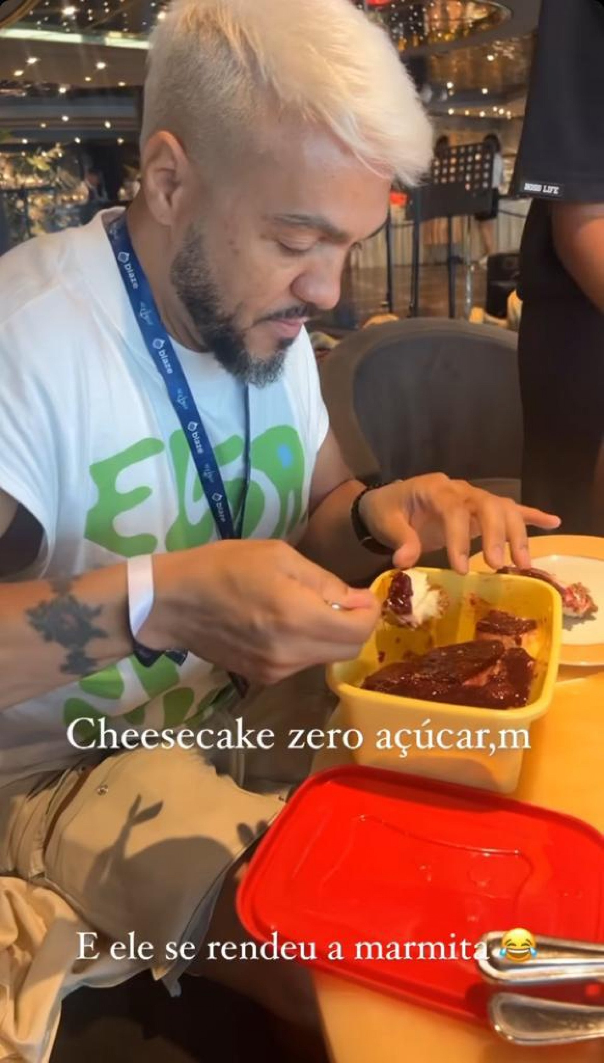 Belo comendo marmita no cruzeiro de Neymar - Reprodução/Instagra,