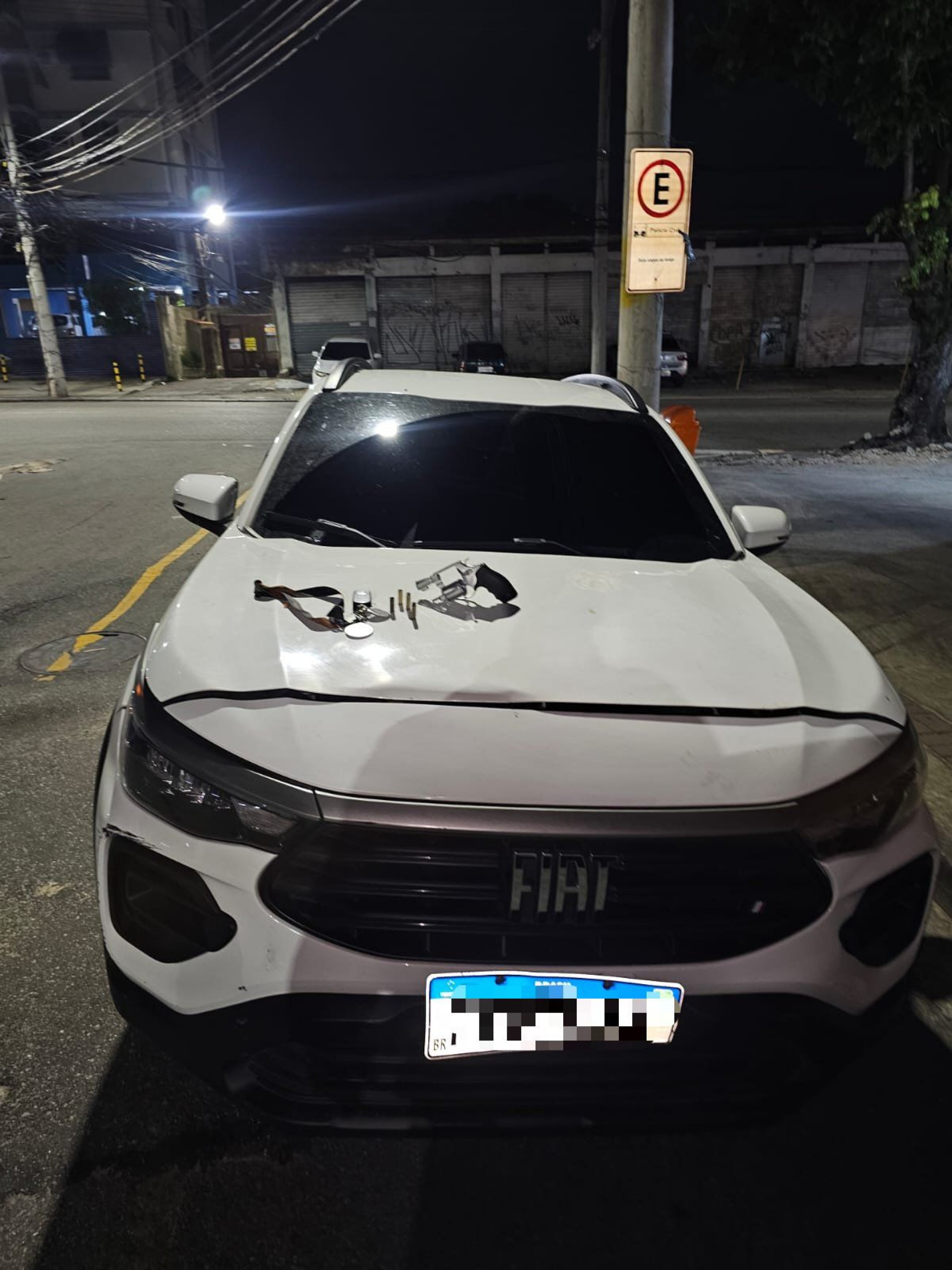 Na ação, os policiais apreenderam um veículo e uma arma de fogo
