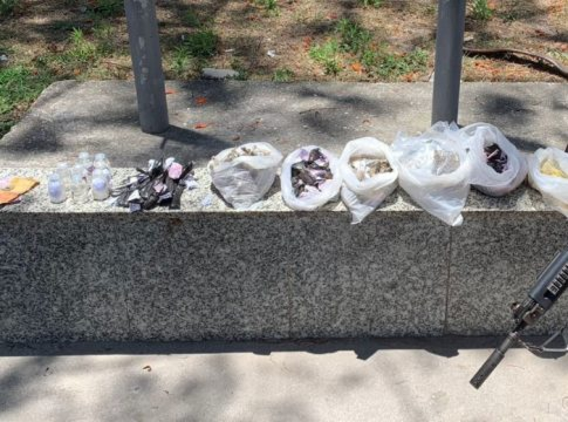 92 buchas de maconha, 71 cápsulas de cocaína, 39 pedras de crack, 30 buchas de maconha, 29 cápsulas de cocaína, 18 buchas de maconha, 17 cápsulas de cocaína, oito vidros de loló e R$ 32 em espécie.