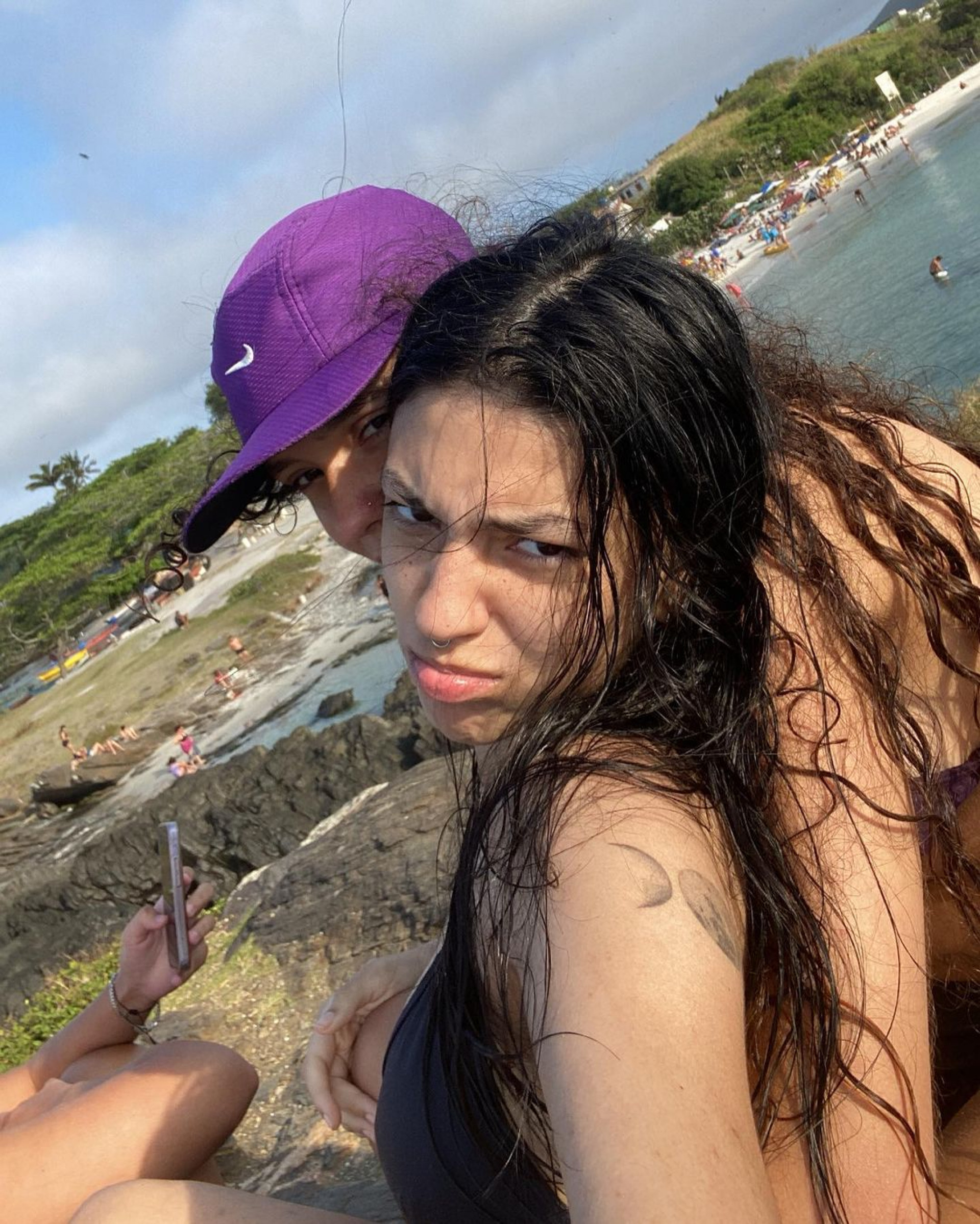 Pyetra Benelli, filha de Simony, com a namorada, Thais Tabeich - Reprodução Internet