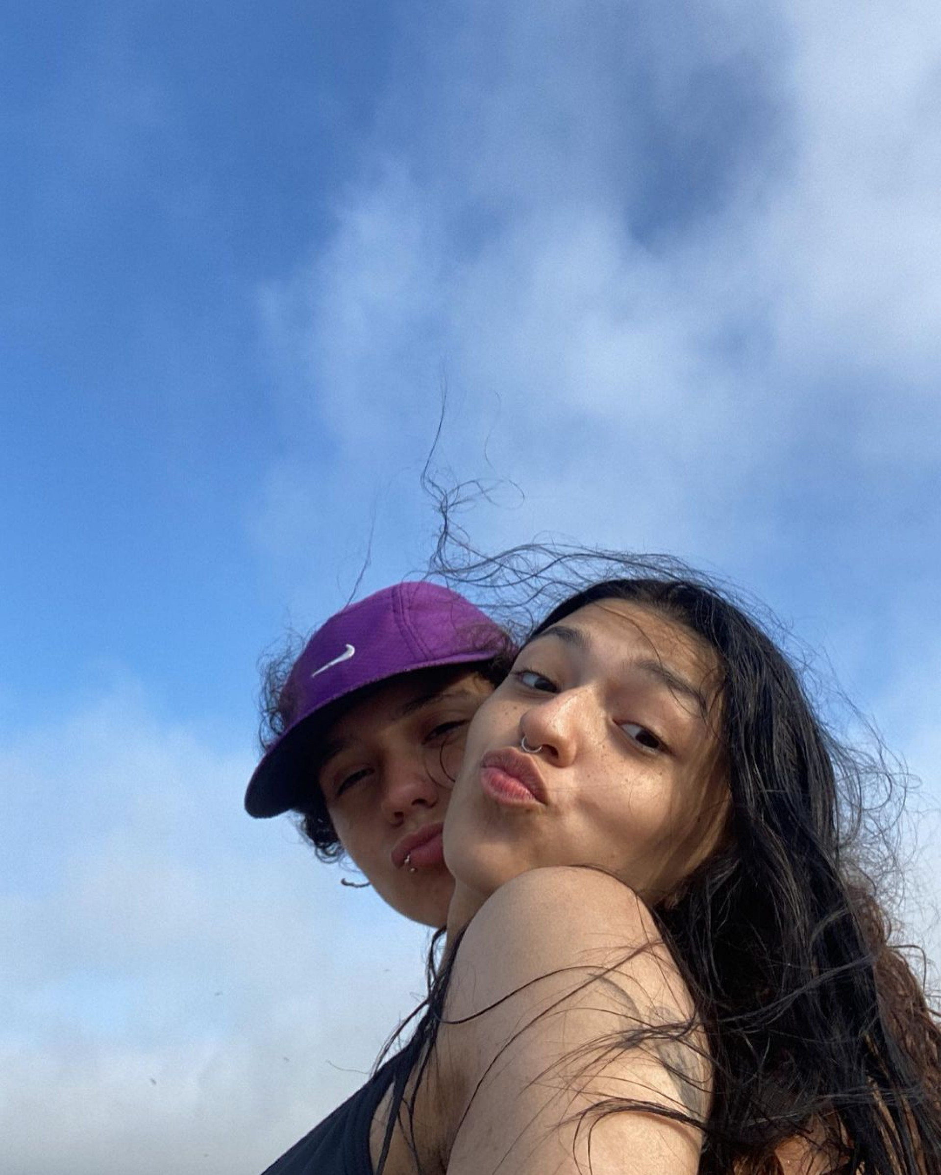 Pyetra Benelli, filha de Simony, com a namorada, Thais Tabeich - Reprodução Internet