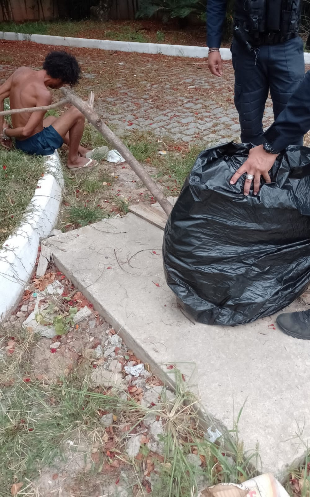 Criminosos detidos por roubarem tampa de bueiro - Foto: Jornal O DIA
