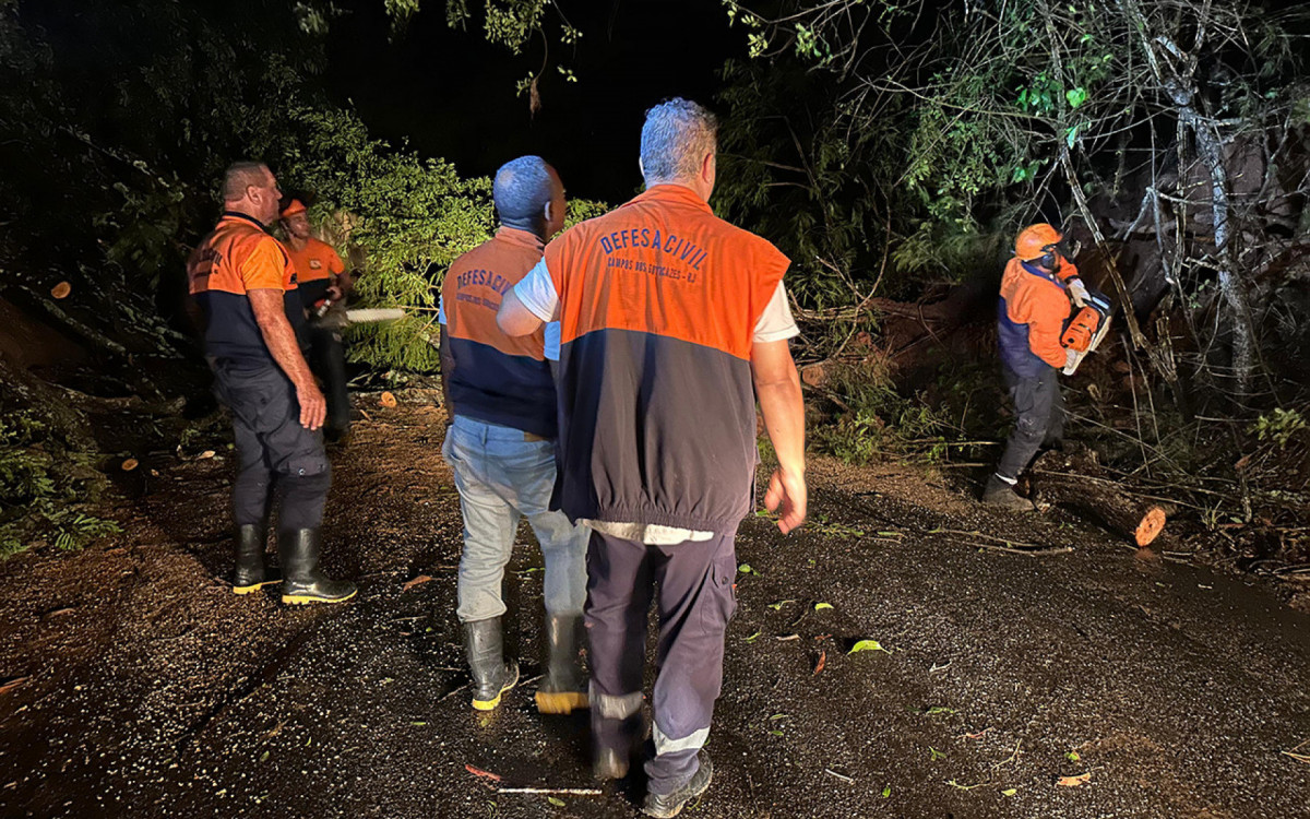 Socorro a famílias é feito por equipes da Defesa Civil. Membros de secretarias municipais de Campos também participam da operação