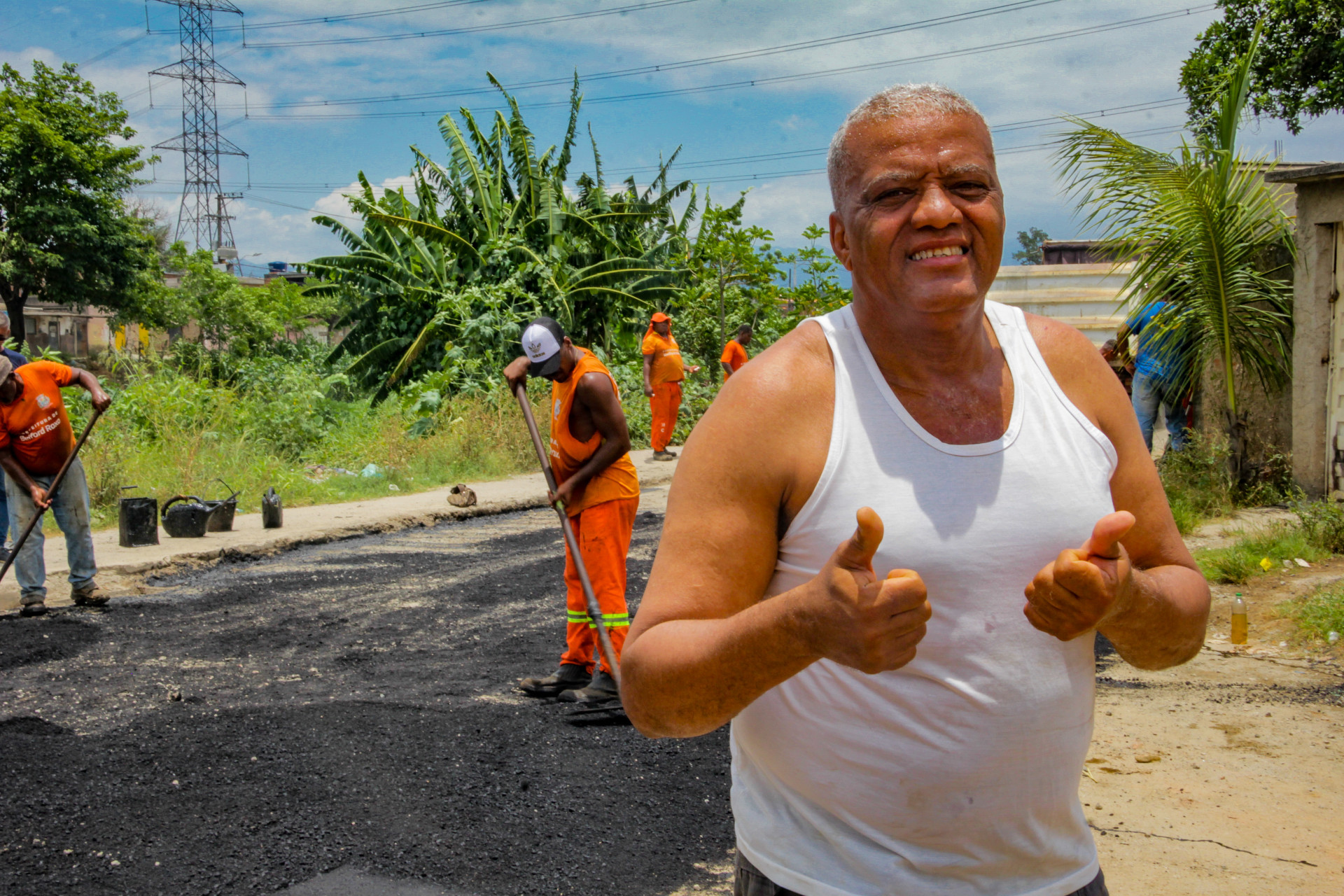 Morador da região, Jorge Rangel, 55 anos, pôde sorrir de novo ao ver que agora as ruas estão asfaltadas - Kristian Amarante/PMBR