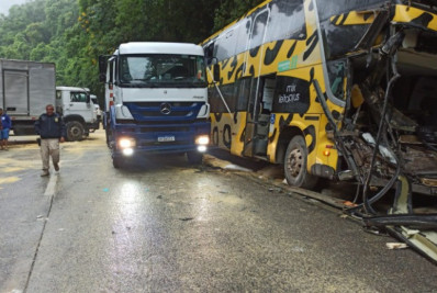 Acidente entre ônibus e caminhão deixa feridos na Serra de Petrópolis
