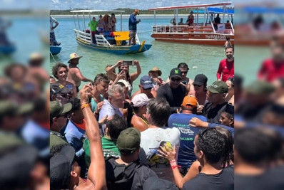 Bolsonaro é recebido por apoiadores em praia do Nordeste durante passeio de barco