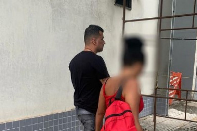 Comerciária é presa por suspeita de falsificar atestado médico em Volta Redonda