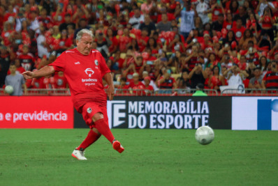 Com homenagens a Pelé e Dinamite, time de Zico vence Jogo das Estrelas no Maracanã