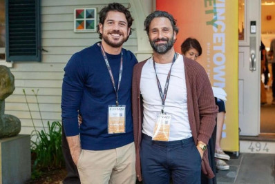 Marco Pigossi se casa com cineasta italiano em cerimônia intimista