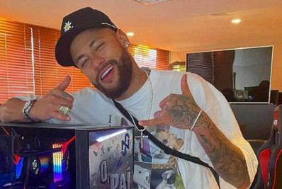 Neymar se empolga ao cantar música em navio e 'assume traição'