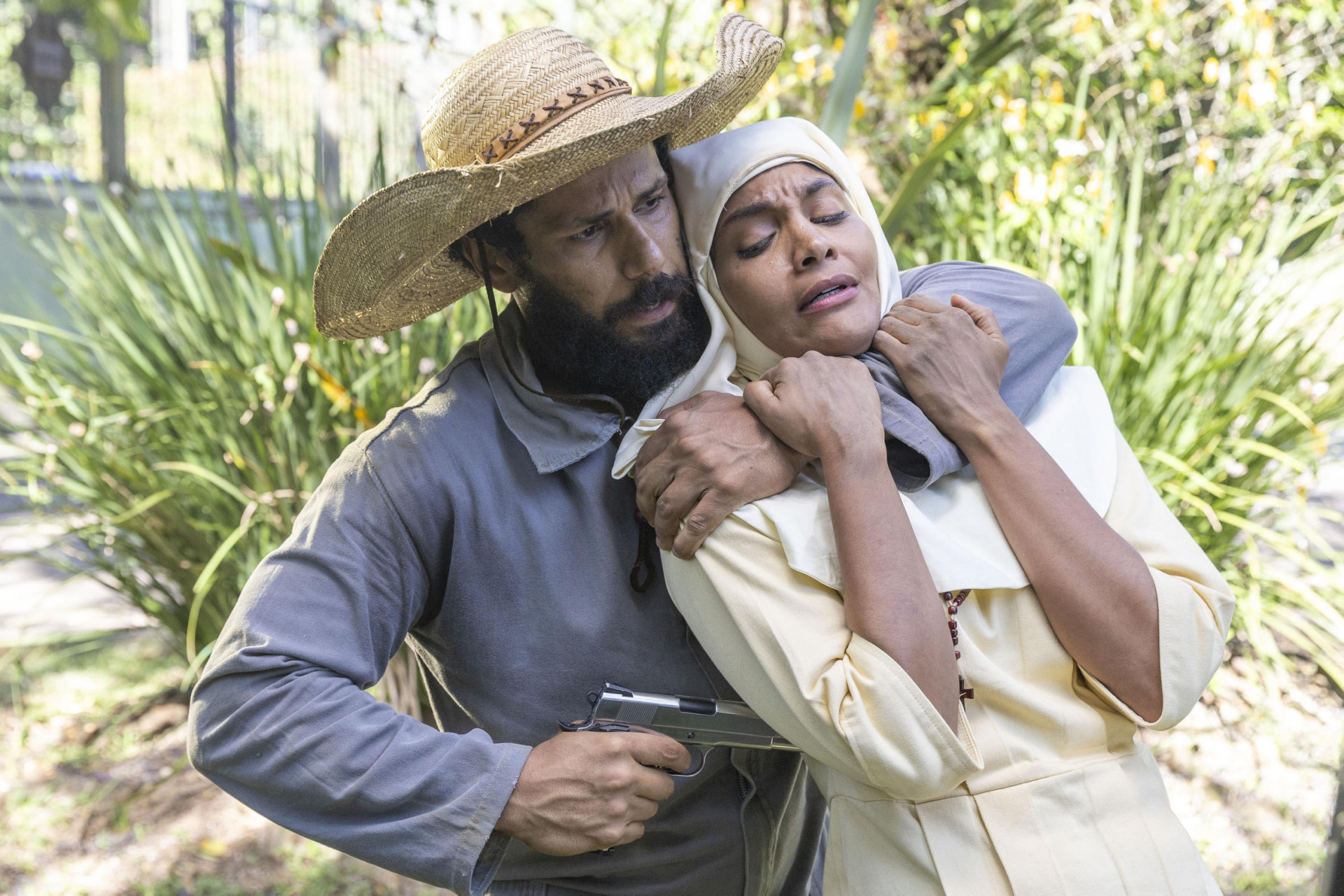 Ramiro (Amaury Lorenzo) sequestra Aline (Barbara Reis) em 'Terra e Paixão' - Globo/Léo Rosario