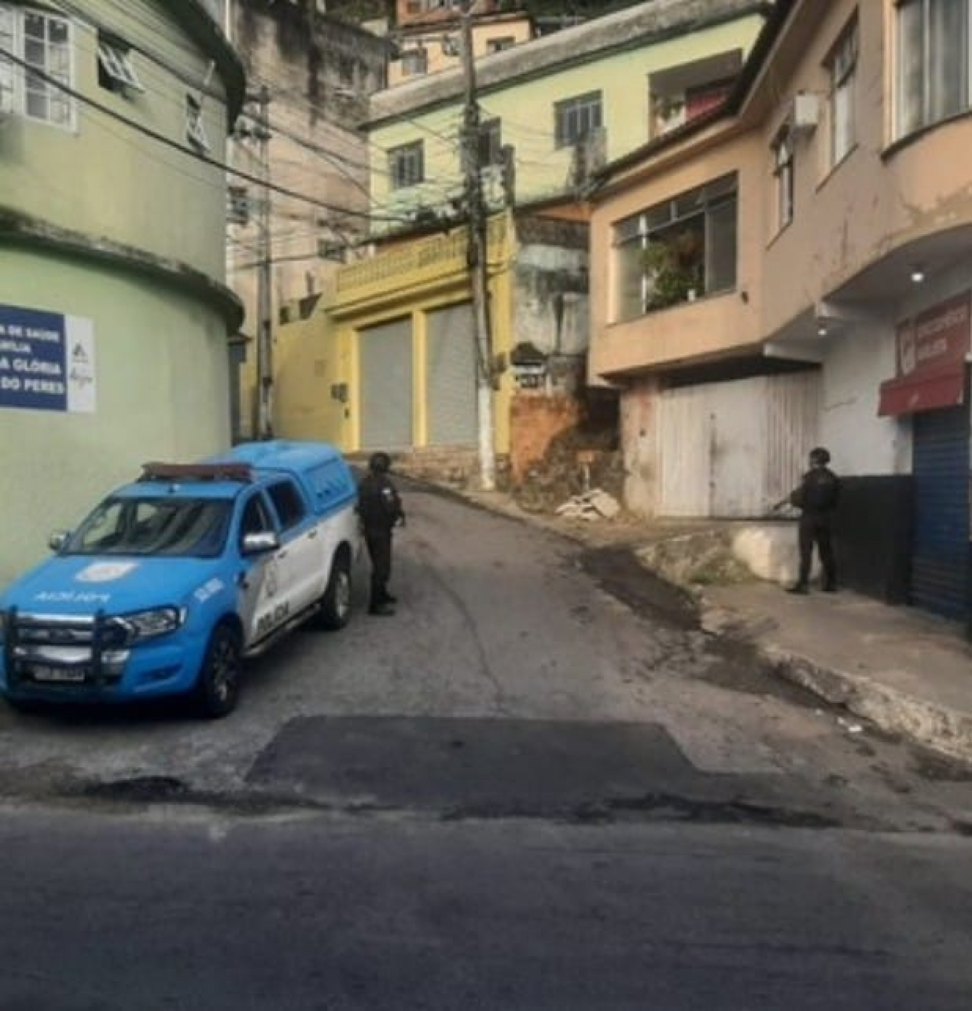 Acesso ao Morro da Glória 1 é fechado pela PM que apreendeu drogas e uma granada com ajuda de cães farejadores