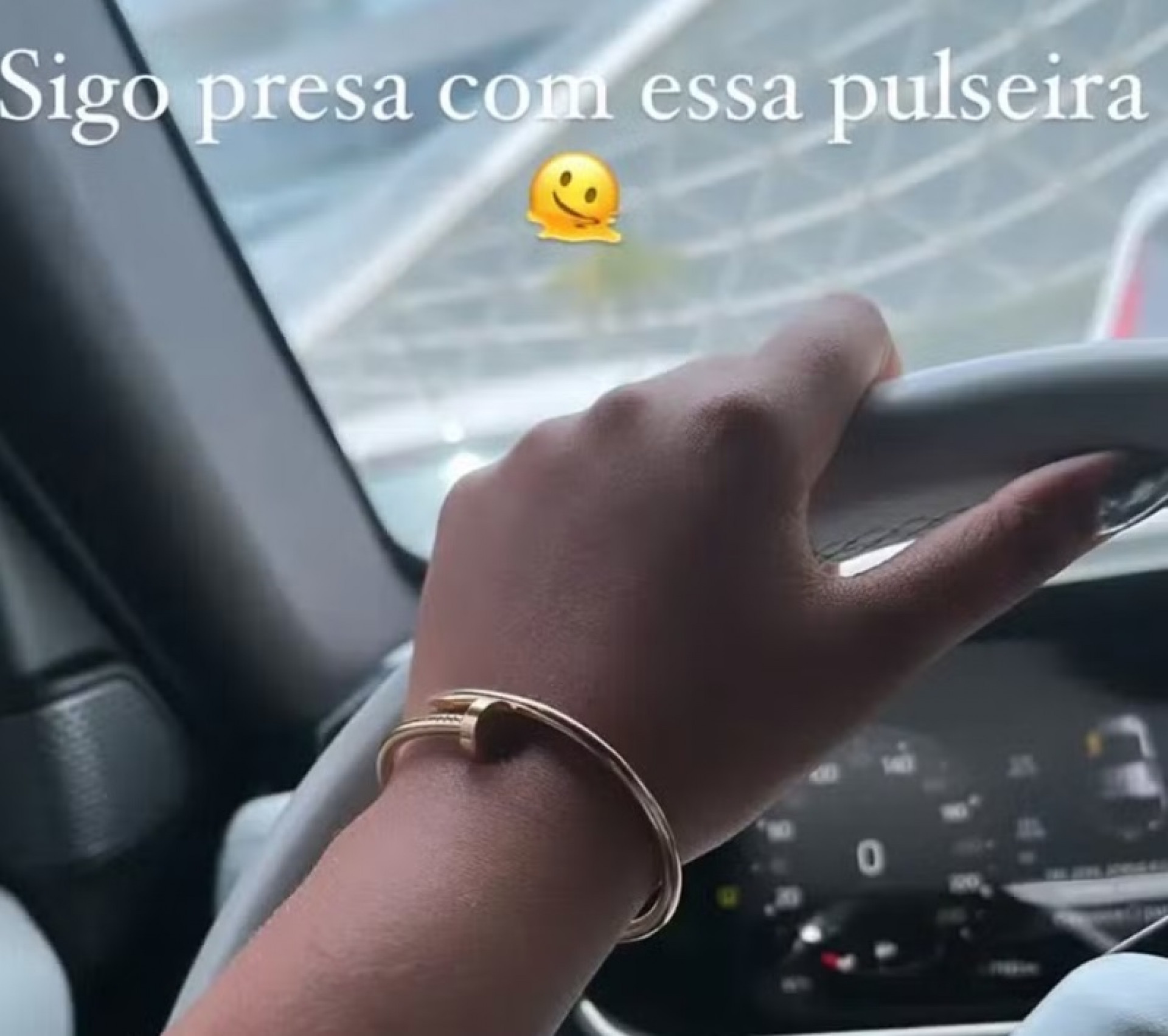 Ludmilla também tem a mesma pulseira, mas apenas de ouro, sem diamantes - Reprodução Internet