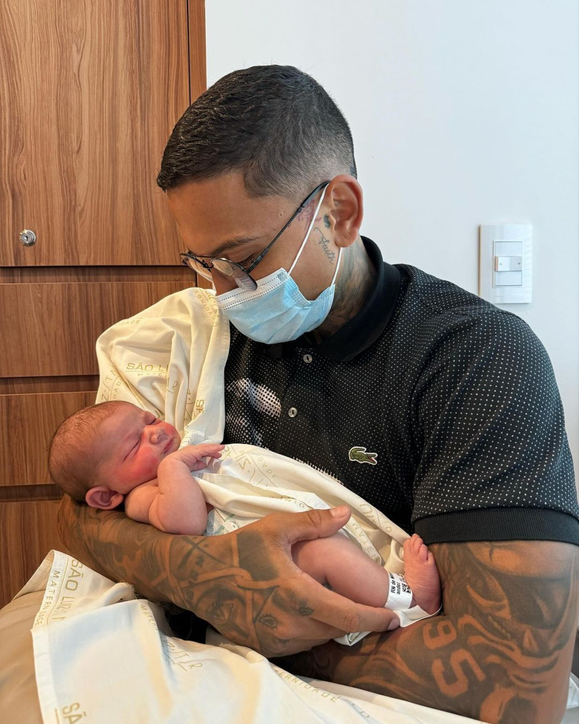 Dynho Alves babando a filha Serena - Divulgação / Instagram