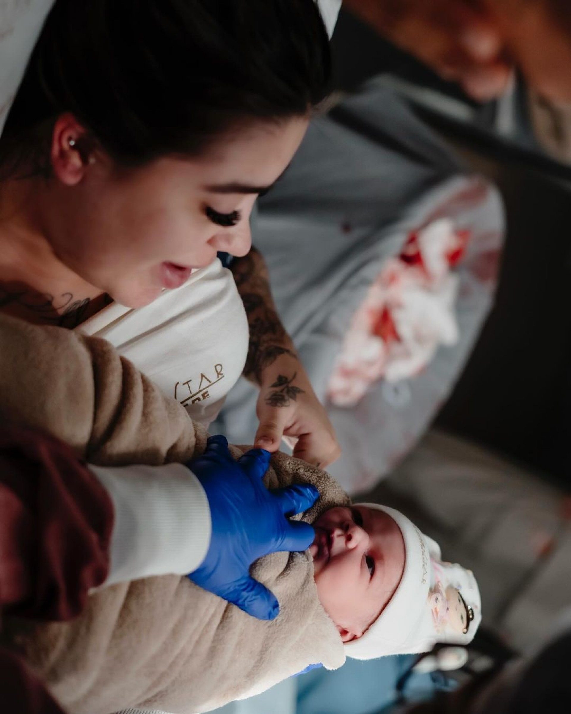 MC Mirella encantada com a filha Serena - Divulgação / Instagram