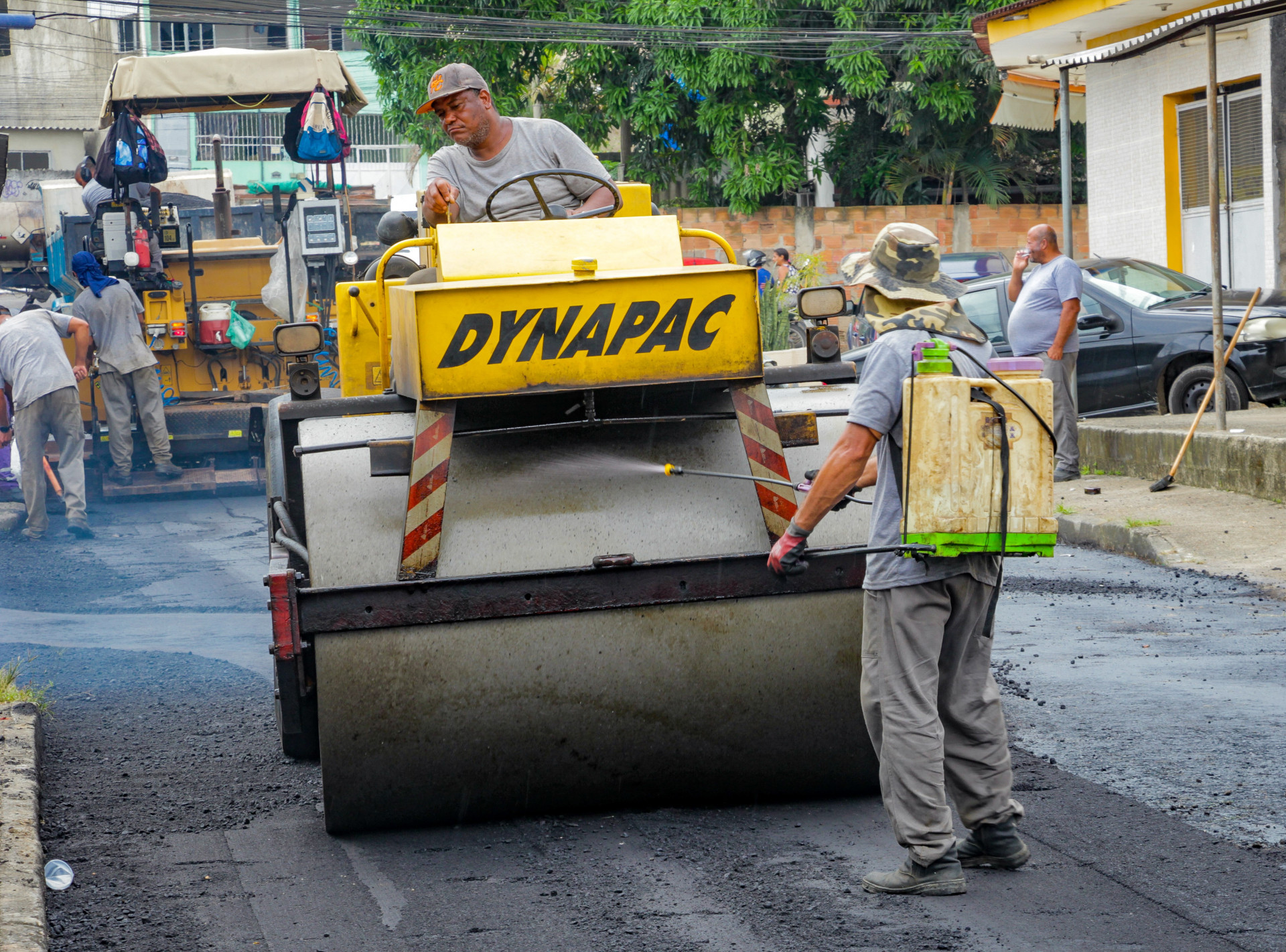As ruas Roberto Batista e a Doutor Samuel Lustman foram as primeiras a receber o asfalto. A Amador Dias será a próxima - Kristian Amarante/PMBR