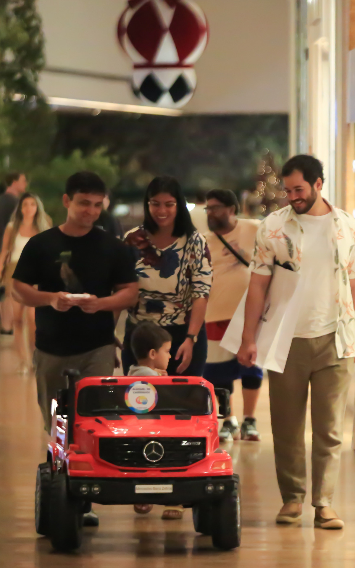 Fátima Bernardes e Túlio Gadêlha passeiam em shopping da Barra da Tijuca, na Zona Oeste do Rio