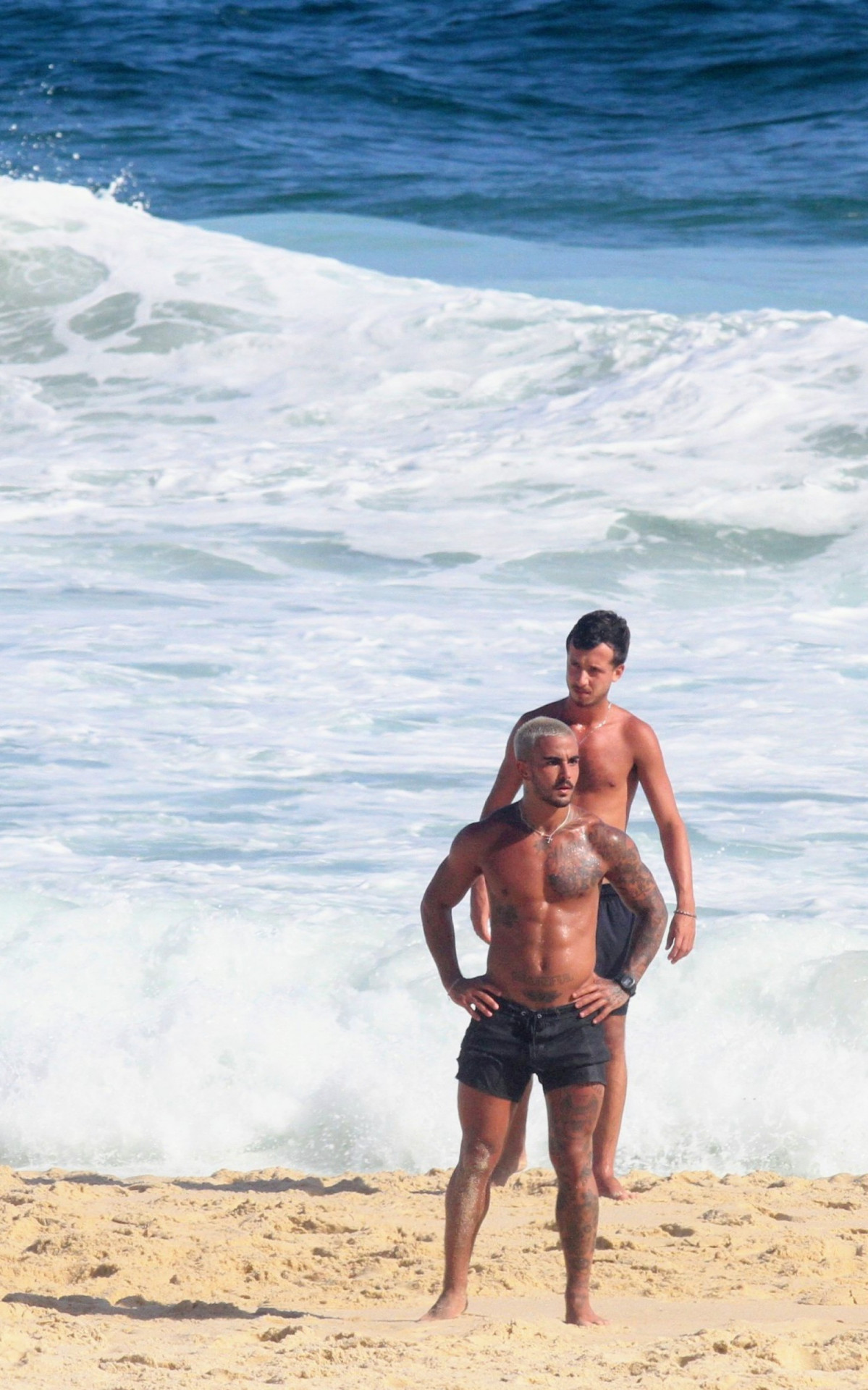 Yuri Meirelles e Nathalia Valente namoram na Praia de São Conrado, na Zona Sul do Rio