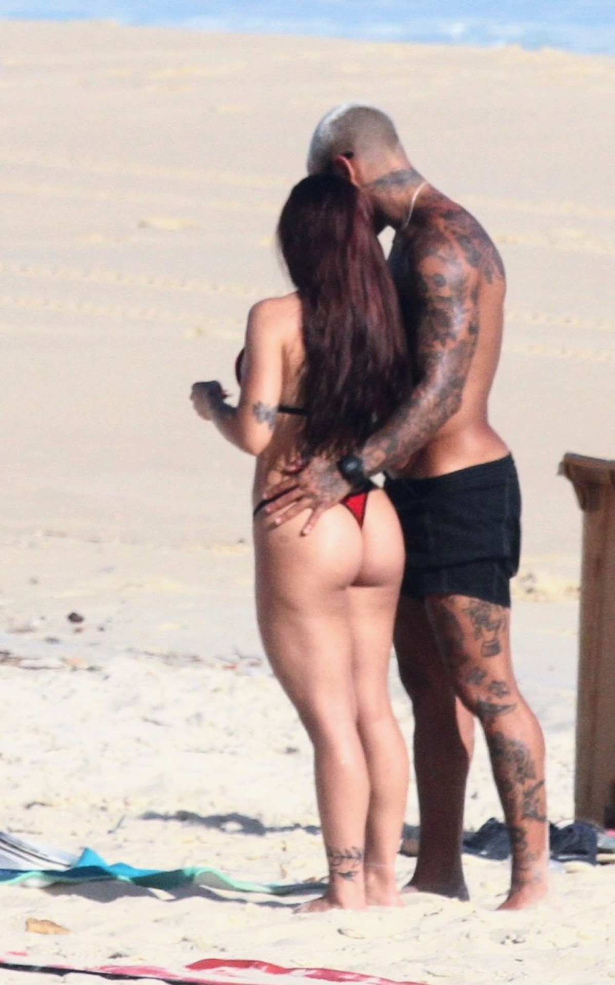 Yuri Meirelles e Nathalia Valente namoram na Praia de São Conrado, na Zona Sul do Rio