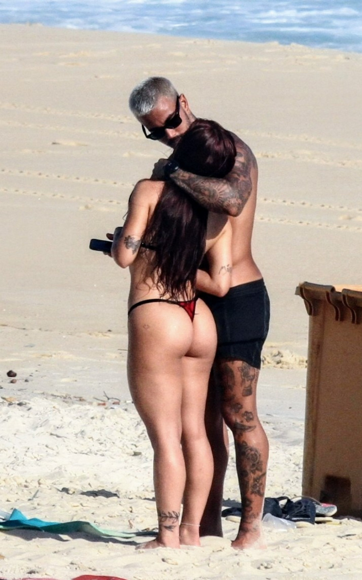 Yuri Meirelles e Nathalia Valente namoram na Praia de São Conrado, na Zona Sul do Rio