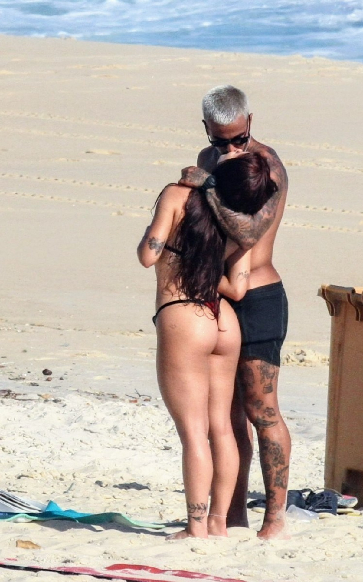 Yuri Meirelles e Nathalia Valente namoram na Praia de São Conrado, na Zona Sul do Rio