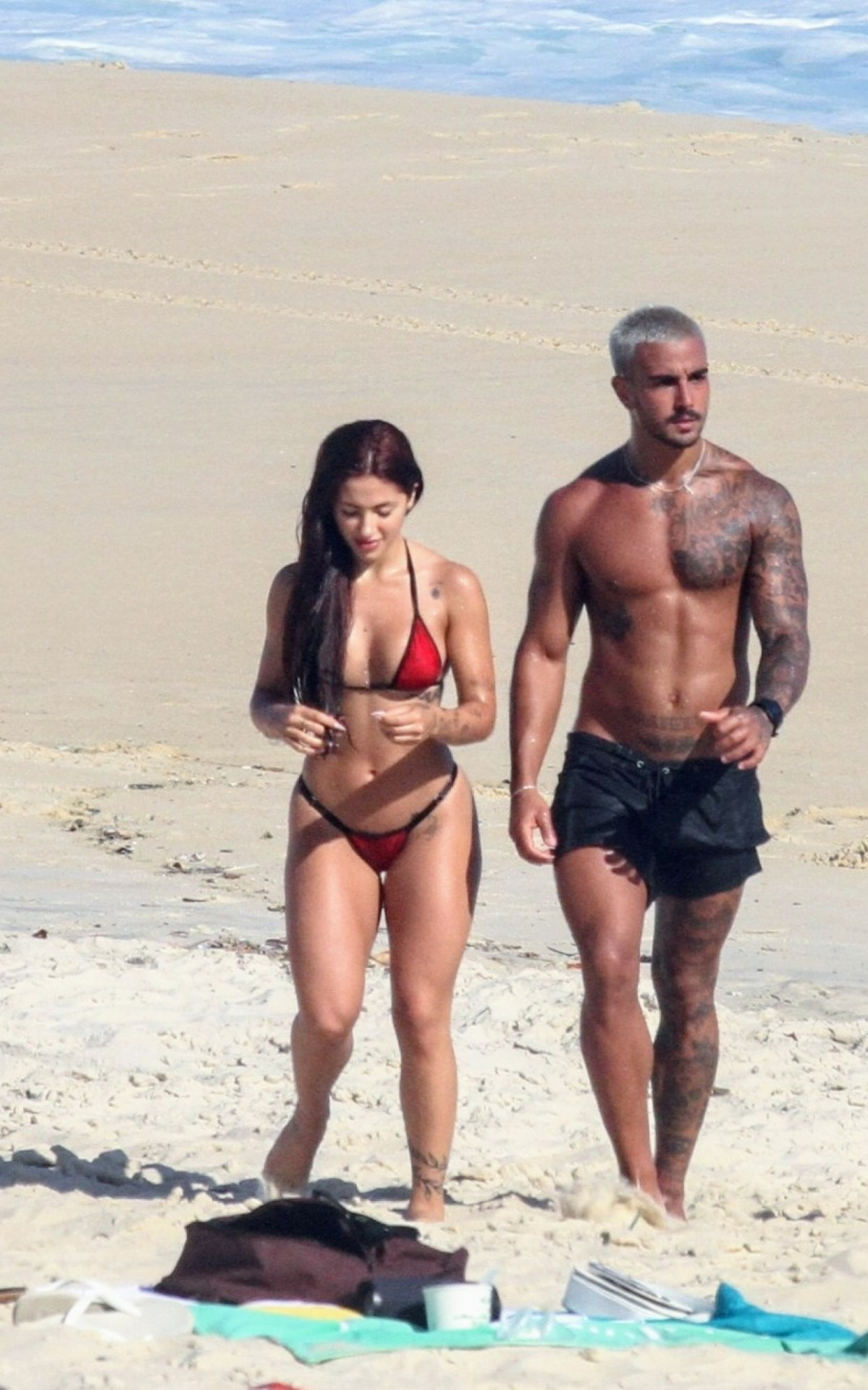 Yuri Meirelles e Nathalia Valente namoram na Praia de São Conrado, na Zona Sul do Rio