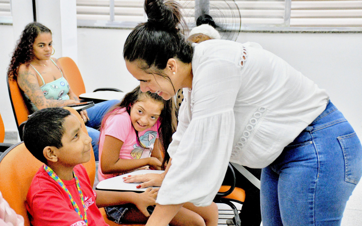 A secretária de Assistência Social Tati Ervite participou da confraternização com  as mães e filhos