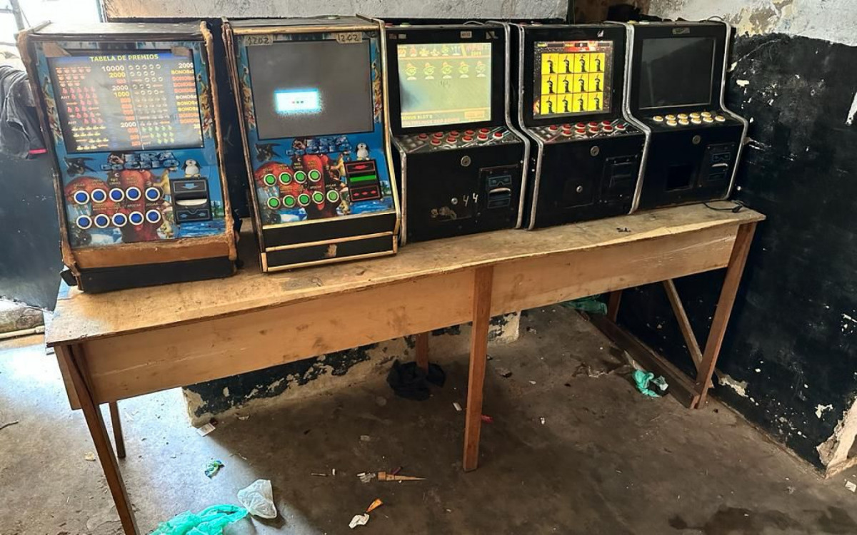 Policiais militares apreenderam máquinas caça-níqueis durante a Operação Sossega Legão, em dezembro de 2023