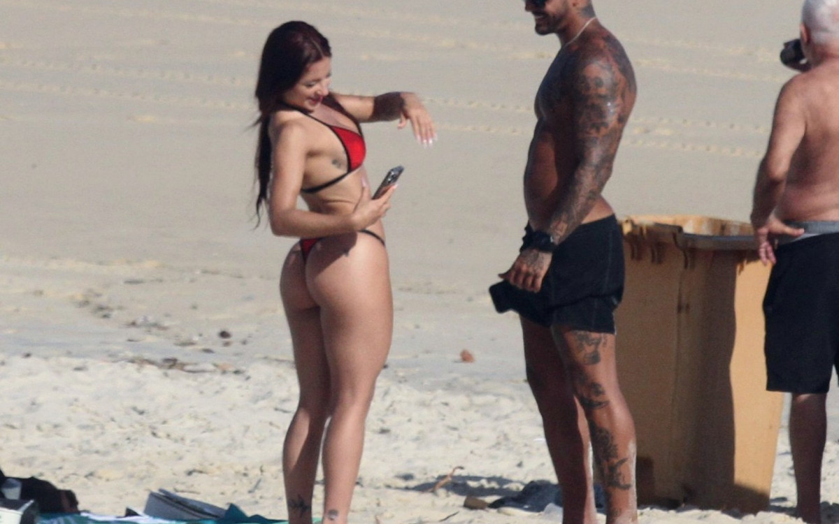 Yuri Meirelles e Nathalia Valente namoram na Praia de São Conrado, na Zona Sul do Rio